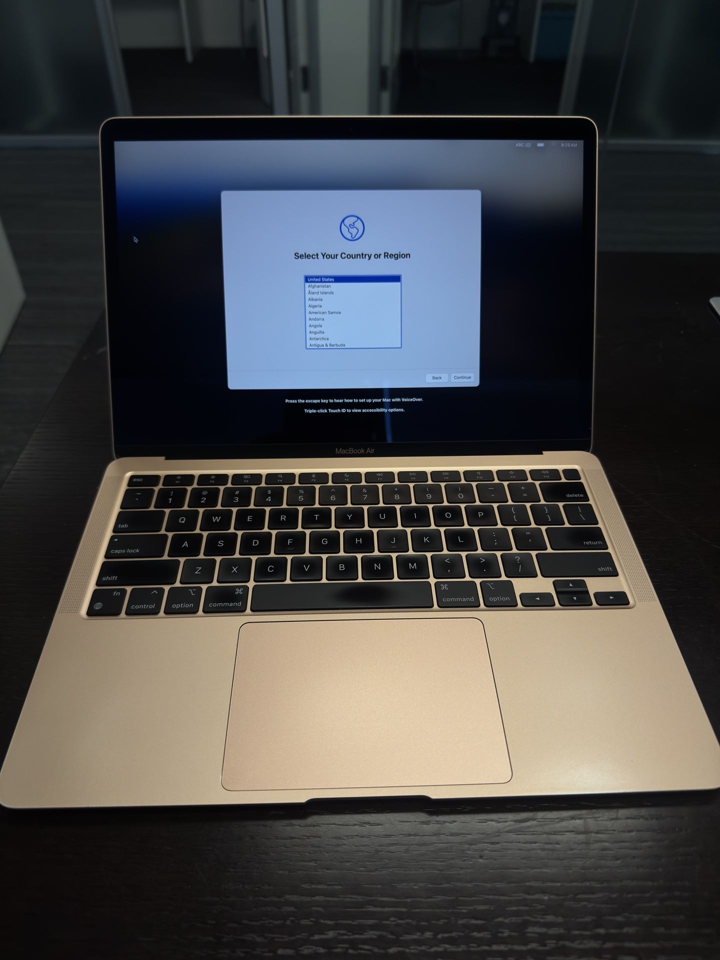 MacBook Air M1. 8gb RAM, 256gb Drive
