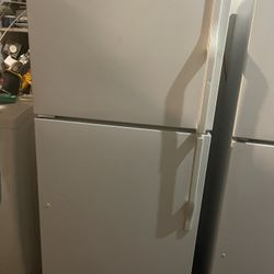 Refrigerator. Good condition we sell all the time delivery extra..