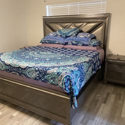 selling bedroom set  with two nightstands