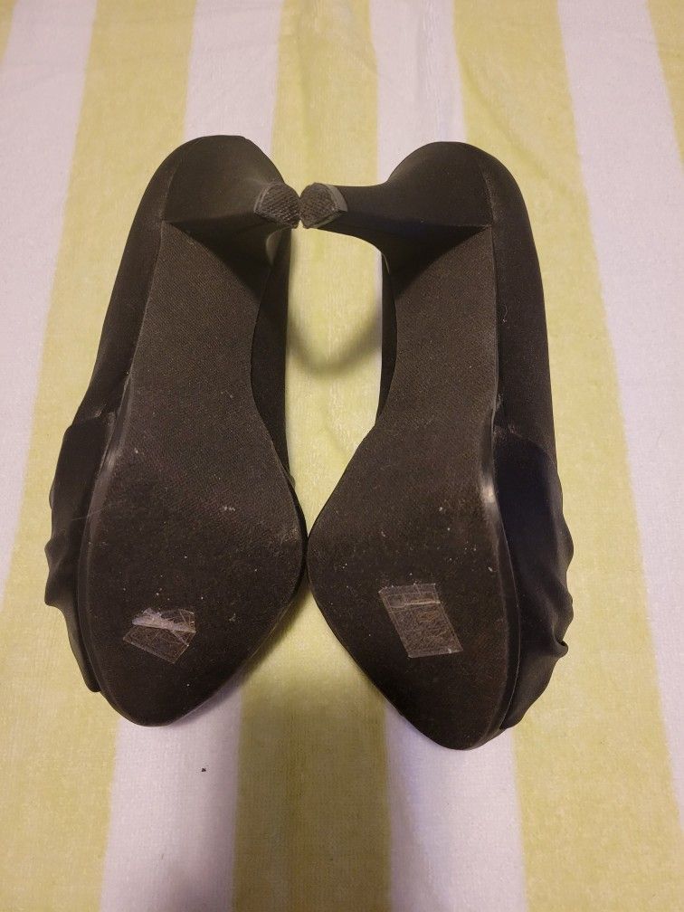 NWOB! Michaelangelo Black Satin Heels With Gold Bling Accent.