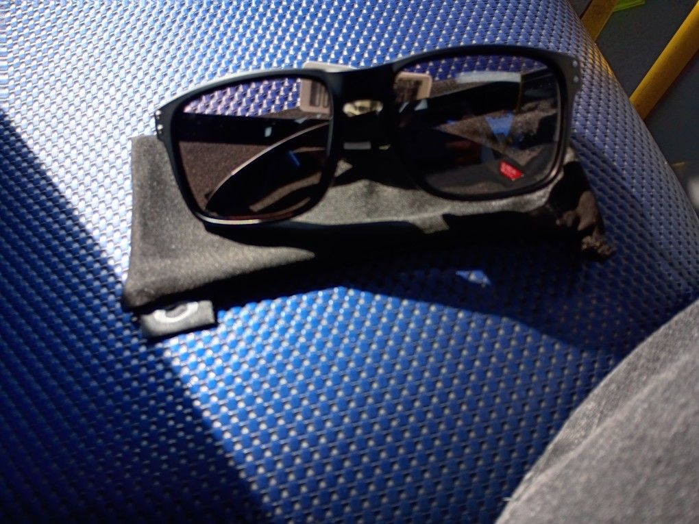 Authentic Oakley Sunglasses (New)