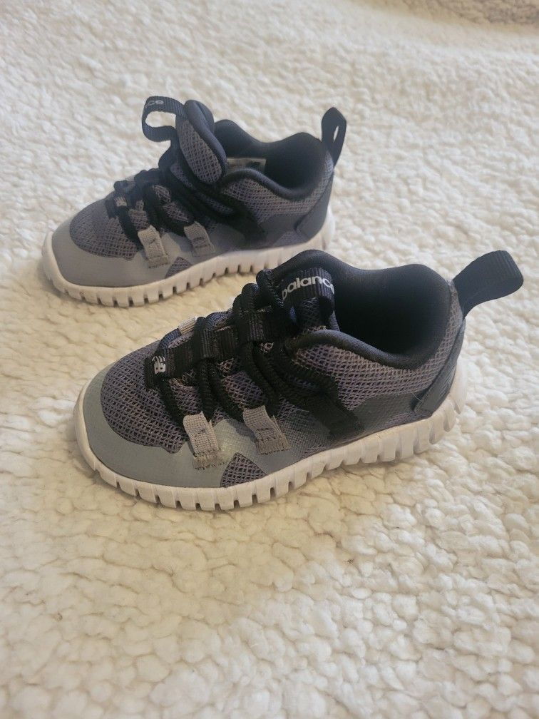 INFANTS/ BABIES NEW BALANCE PLAYGRUV V2 MEDIUM GRAY BLACK AND WHITE SIZE 5