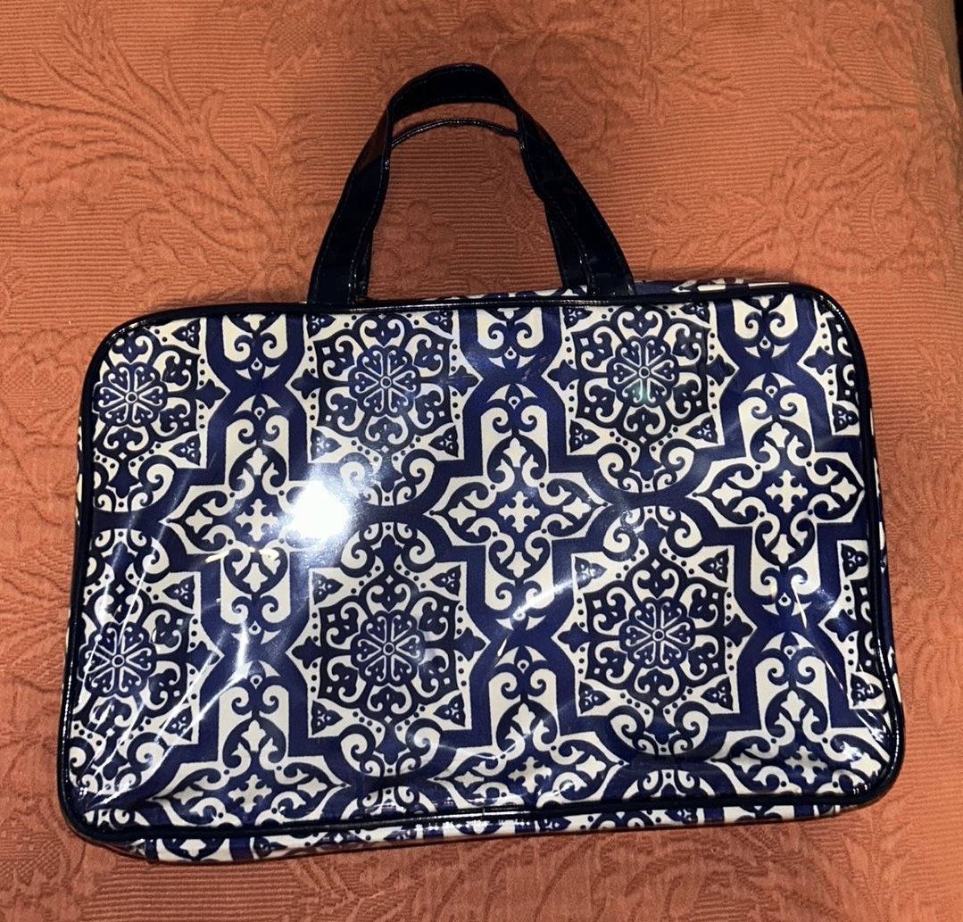 Contents: Toiletries /Art Supplies Bag