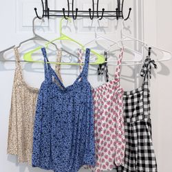 Women’s Old Navy floral top - Size Small - brand new.