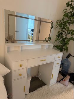White gold Amazon vanity