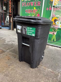 Toter 48 Gallon Rolling Trash Can – Like New