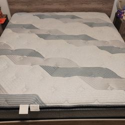 King Pillow Top Mattress (Medium)