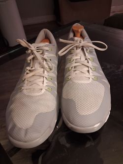 Nike Mens Training Size 14 Gray/white like new