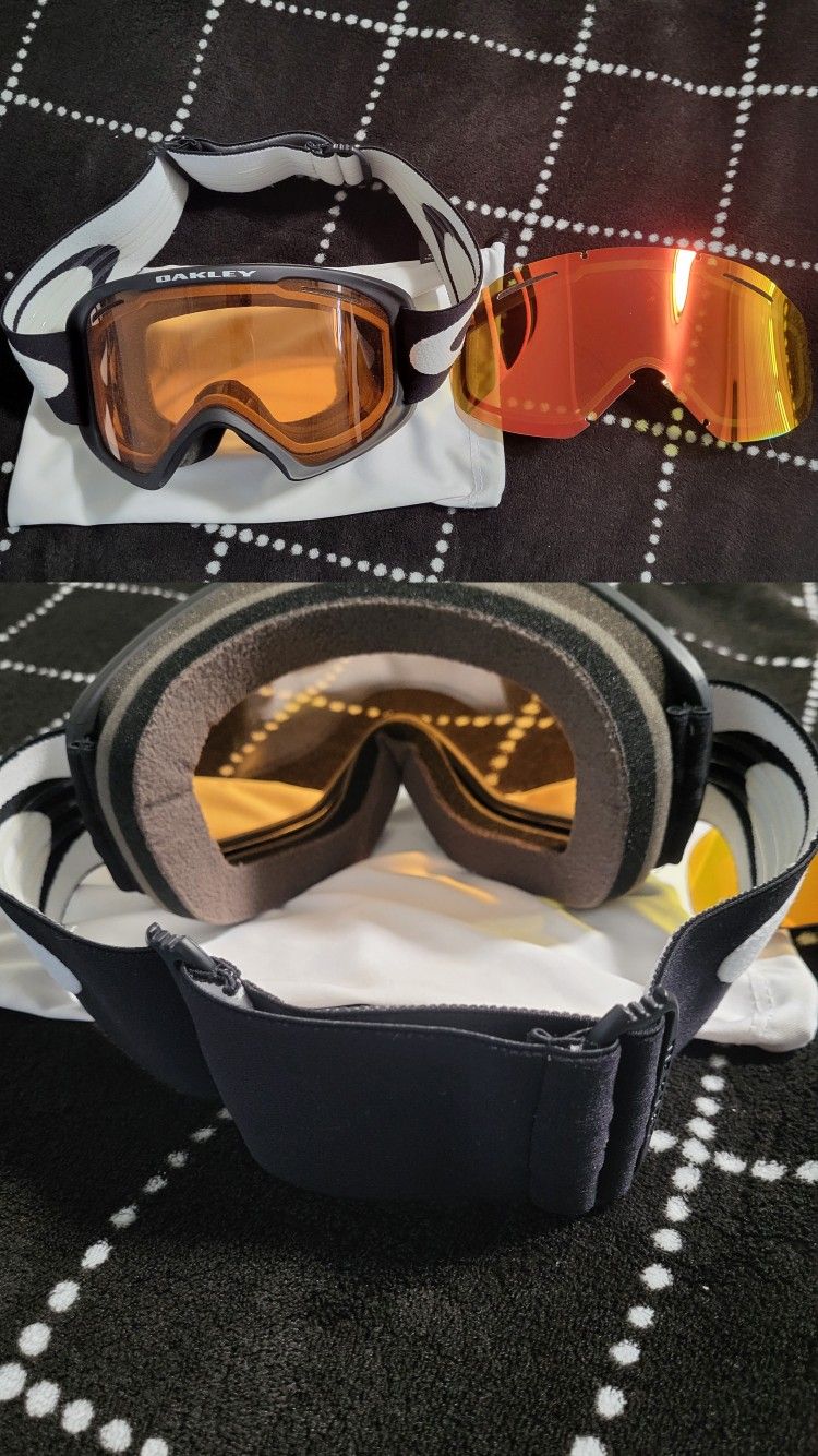 Oakley 2.0 (Matte Black w/ Persimmon) XS Youth Snow Goggles R2401