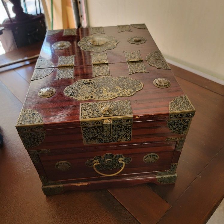 LARGE ANTIQUE CHINESE WOODEN JEWELRY BOX