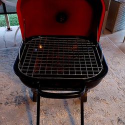 Portable Bar-ba-que in good condition. Grill area: 21x21.  Folds for easy storage 