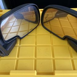 03-06 Chevy Power Folding Mirrors