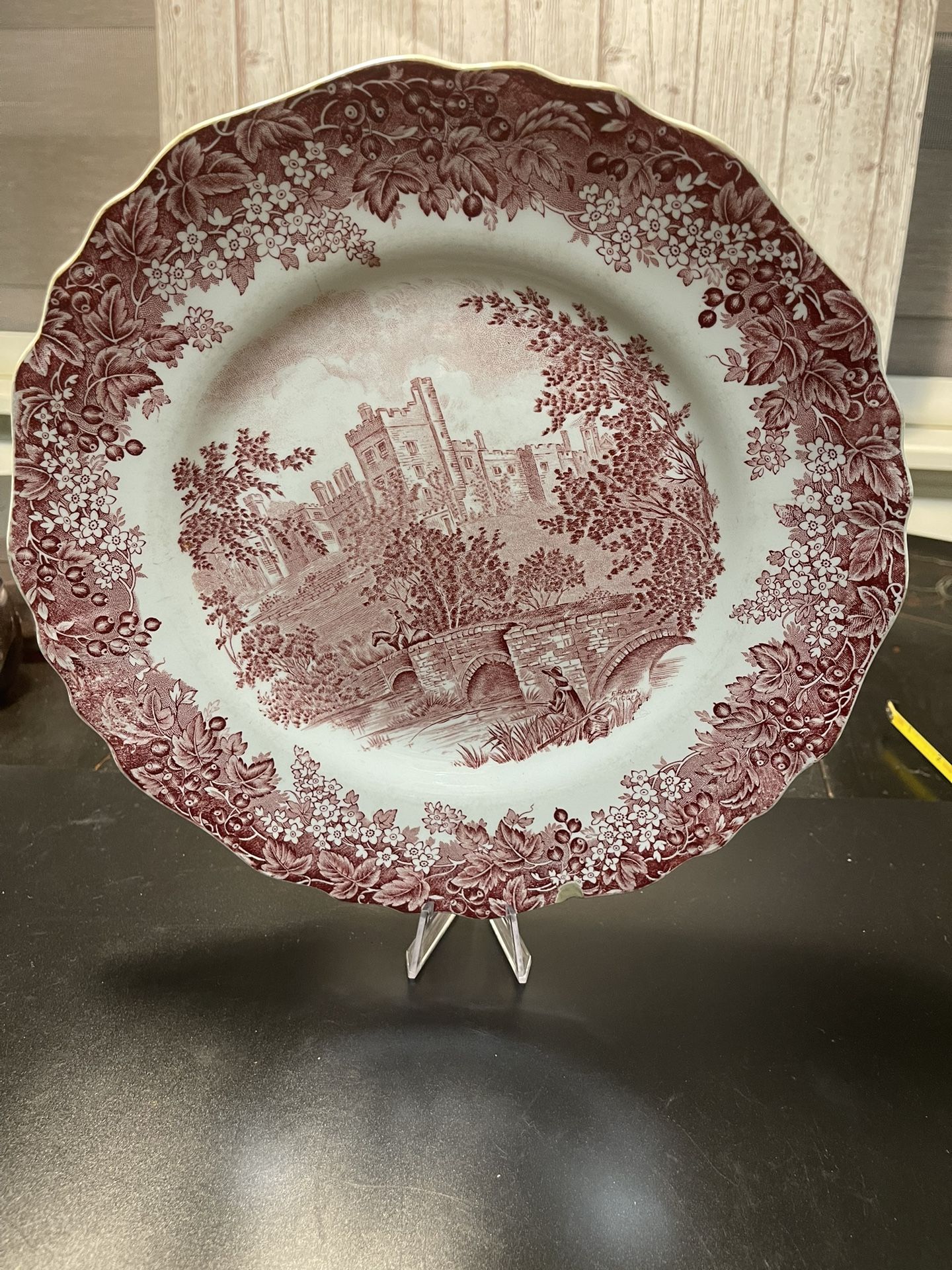 J&G Meakin Romantic England Haddon Hall Derbyshire Red White Glazed Plate