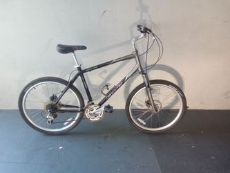 BICYCLE GIANT 21 SPEED SIZE 26 BRAND NEW