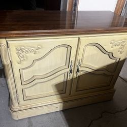 Vintage Solid Wood Furniture Set – Dresser, Nightstands & Cabinet 