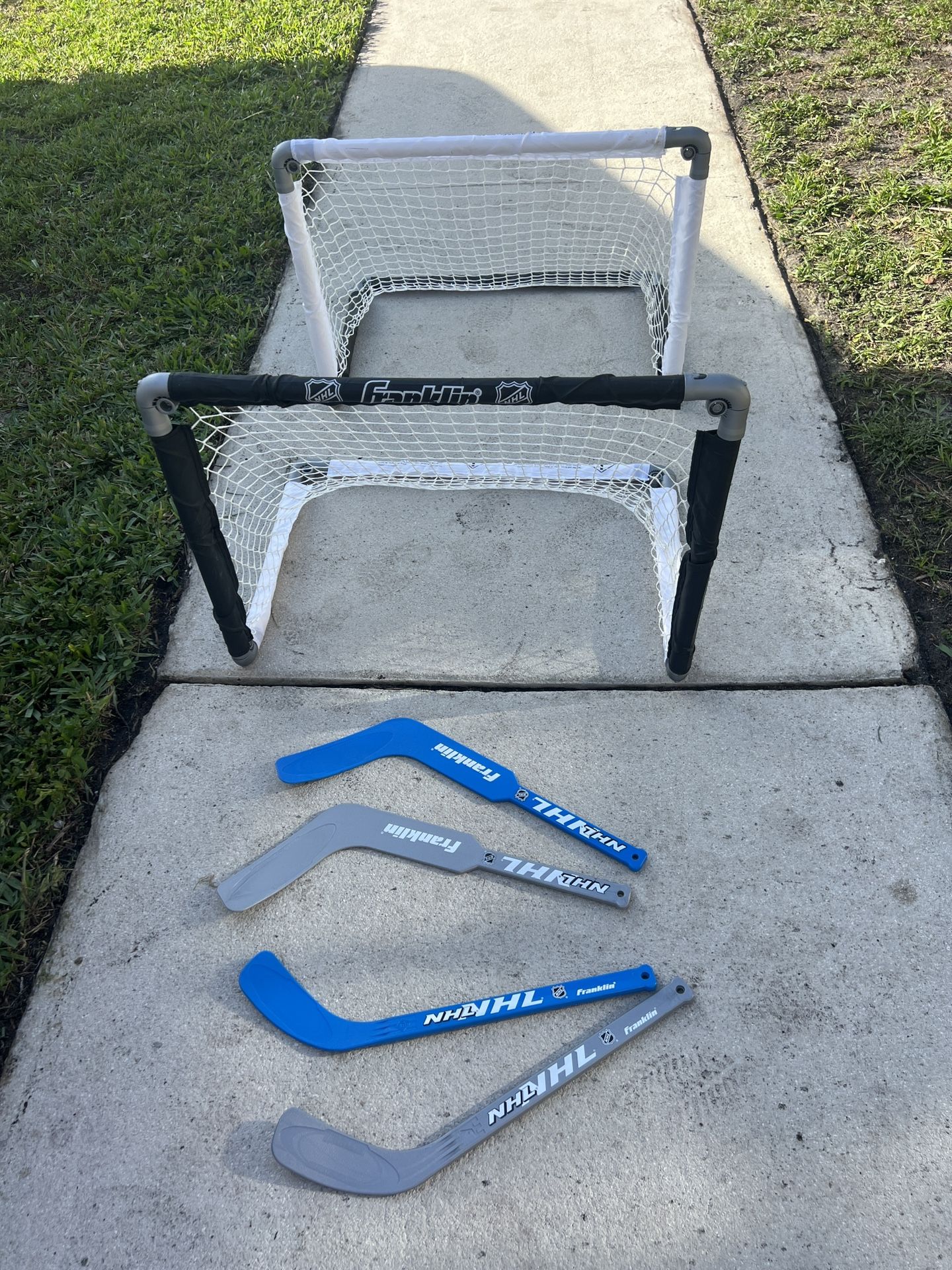 Two gates and four sticks, all small, Plastic 