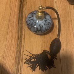 Add your perfume in the perfume keeper