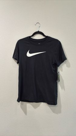 Nike Women’s Sportswear Essential Crewneck T-Shirt.  Black. Sz M