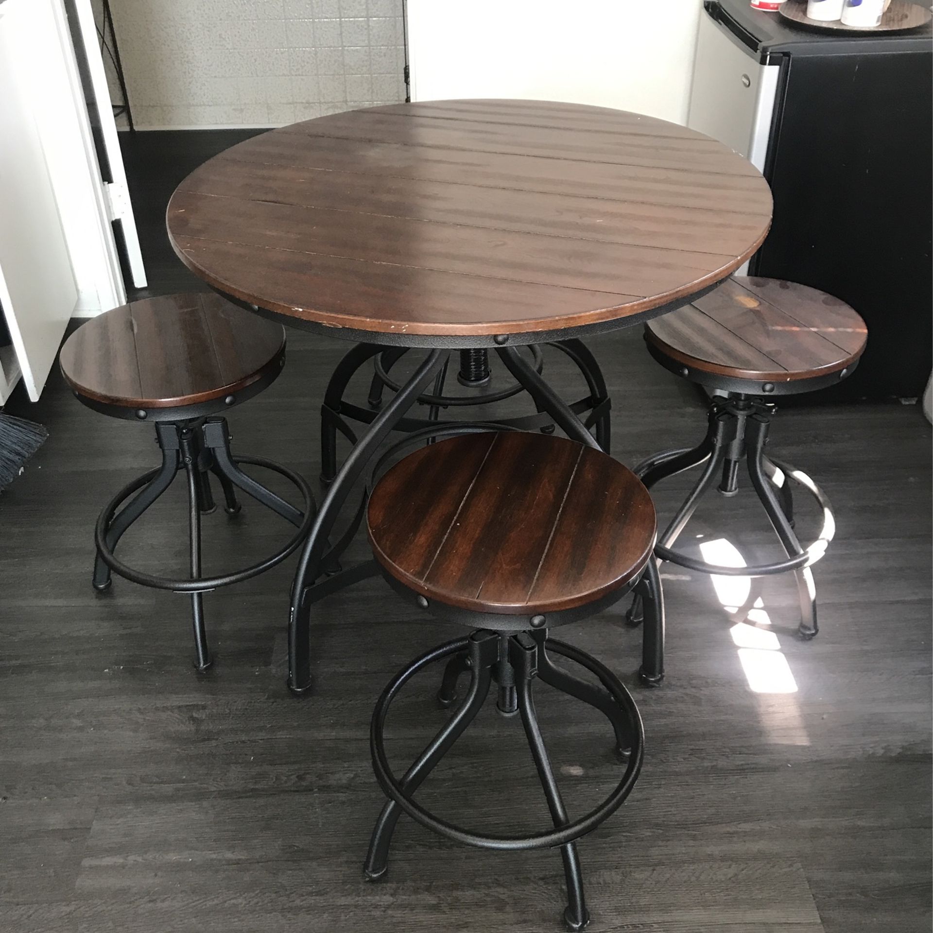 Breakfast Table With Stools