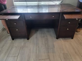 Computer desk