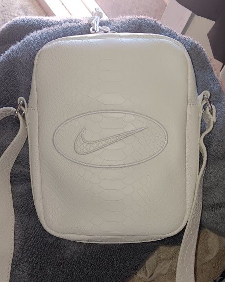 Supreme Nike Leather Shoulder Bag