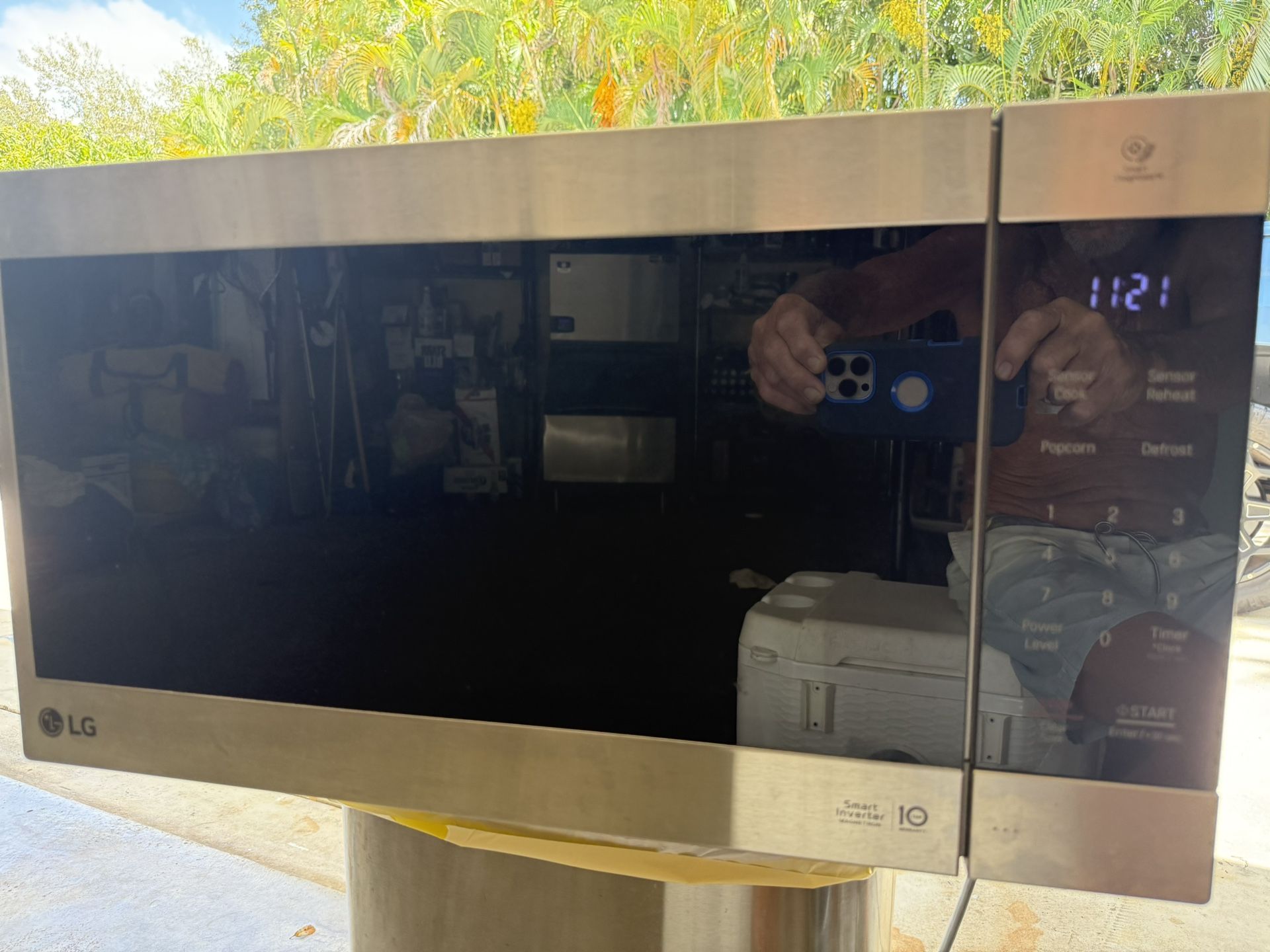 Large LG Microwave Like New