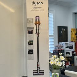 Dyson V15 Detect Total Clean Vacuum With 10 Accessories 