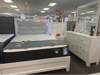 Crazy Sale 😱Beautiful White Modern 5pc Bed Set With Free Mattress $799