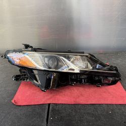 2018 2019 2020 TOYOTA CAMRY LE RIGHT SIDE HEADLIGHT OEM USED 