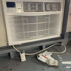 AMANA 24,000 BTU Window Unit