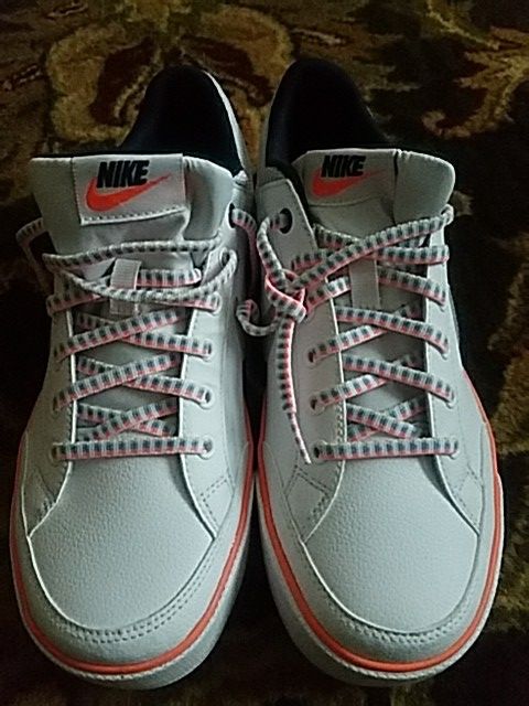 New tennis nike size 7