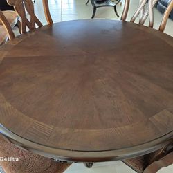 LIKE NEW DINING TABLE WITH 6 CHAIRS 