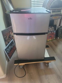 Mini fridge with freezer