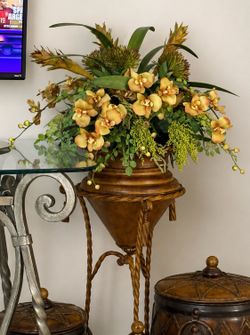 Flower arrangement with decorated urn