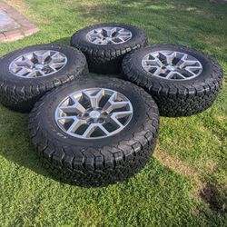 Like New 17s Stock Wheels & Tires Of 2021 Gmc Canyon 