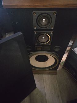 Pair of Fisher STV-887A speakers very good condition
