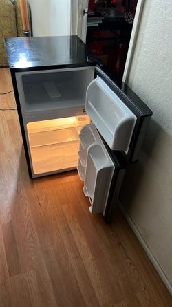 New Artic King Refrigerator With Freezer $100.00