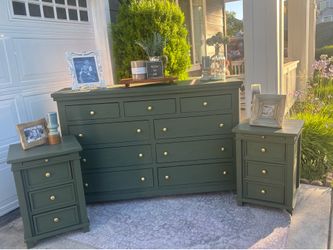 LARGE GORGEOUS DRESSER & 2 NIGHTSTANDS