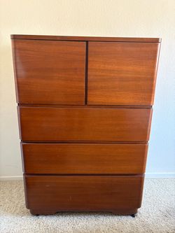 Gentlemen’s wardrobe dresser