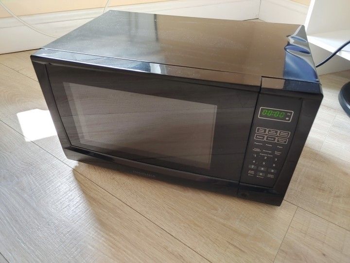 Insignia NS-MW07BK0 Compact Microwave Oven - Black