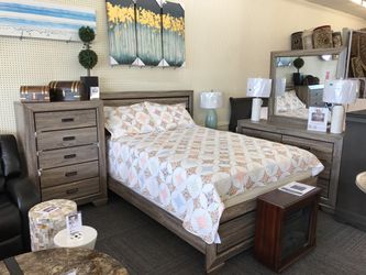 4 pieces Weathered Driftwood Finish Queen Bedroom Set. Bed, dresser, mirror and End Table