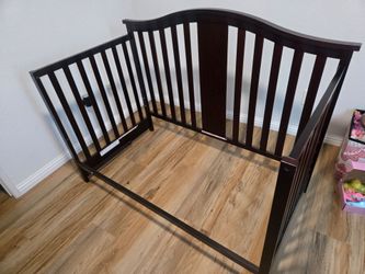 Graco Solano 4-in-1 Convertible Crib with Storage