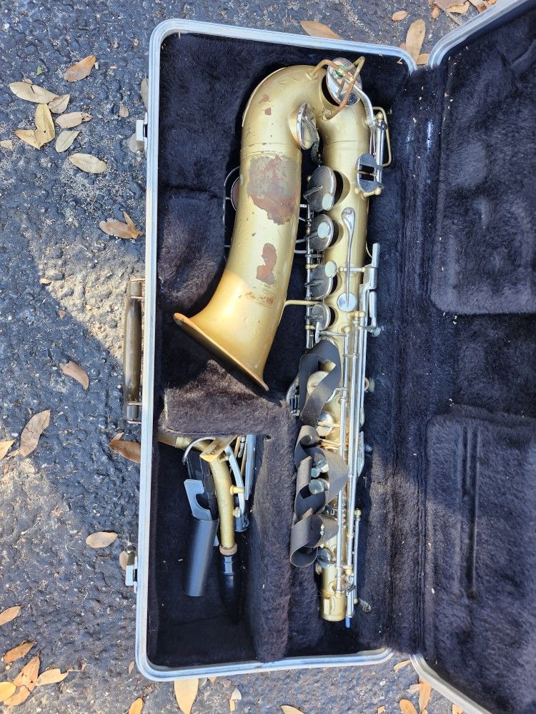 Early 70's Bundy Alto Saxophone Hard Case Included
