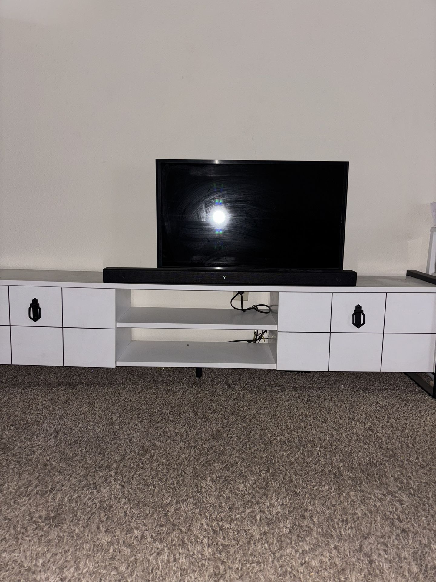Samsung 32 Inch TV And Samsung Soundbar