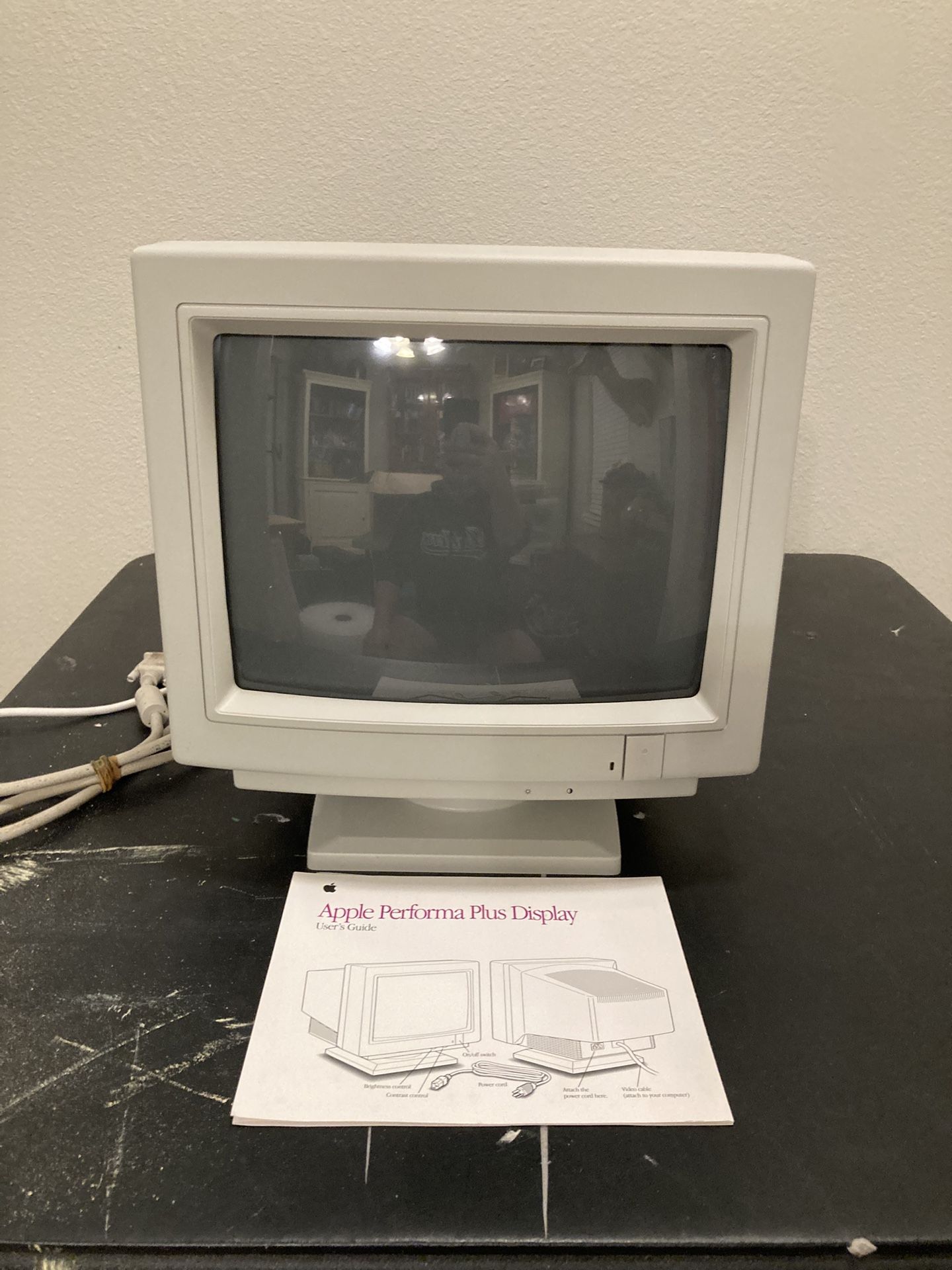 Vintage 1993 Apple Performa Plus Display Computer Monitor M9102LL/D w/Stand