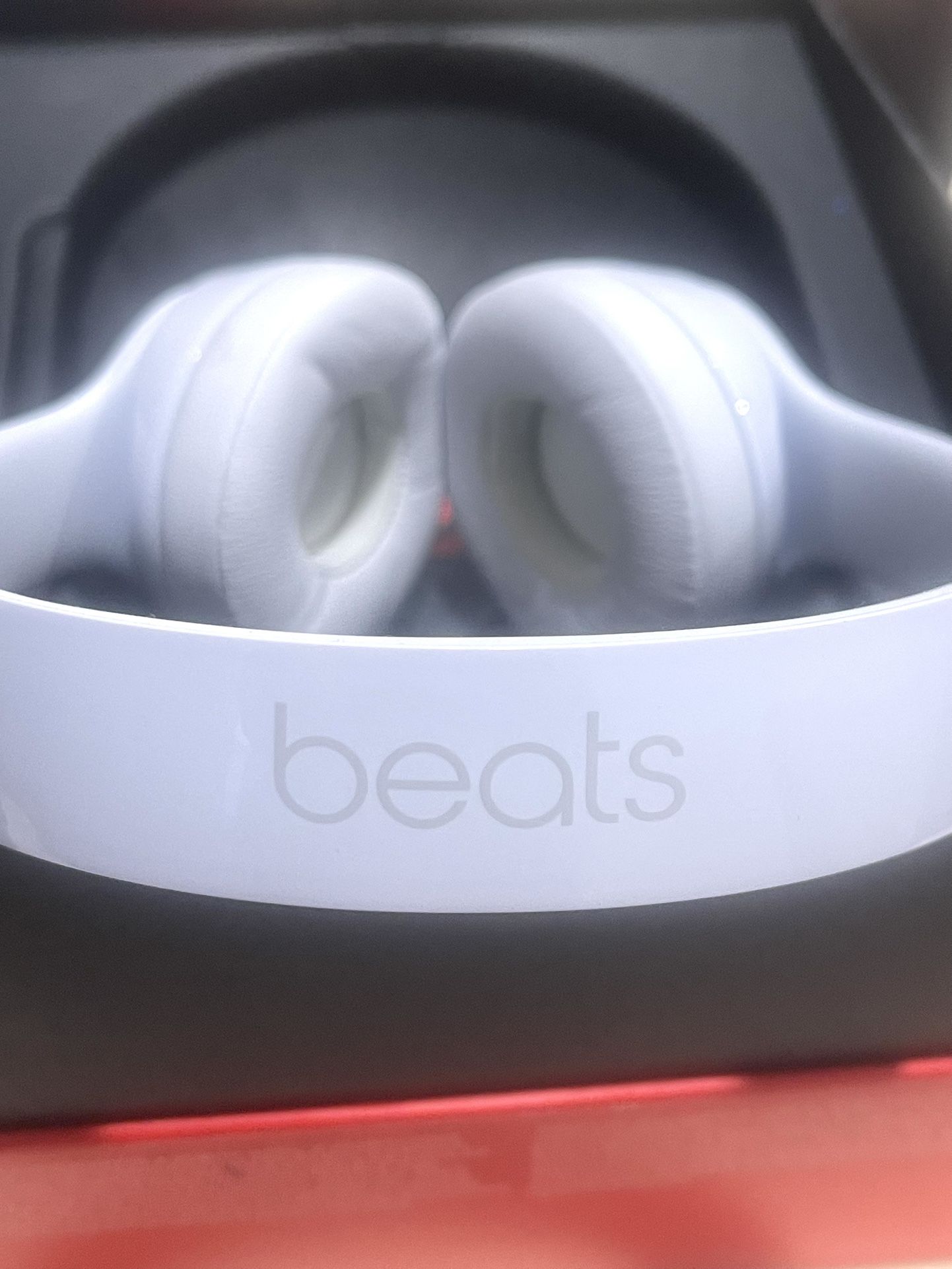 - BEAT SOLO3 WIRELESS HEADPHONE. BRAND NEW Open-Box