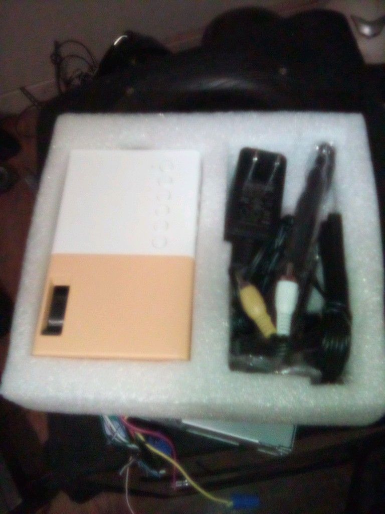 Brand New mini projector 200 Obo