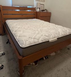 Queen bed frame 150$