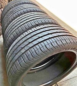 Set 255/40-20 Goodyear con el 80% de Vida