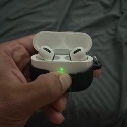 AirPods Pro’s Comes With Case Too !